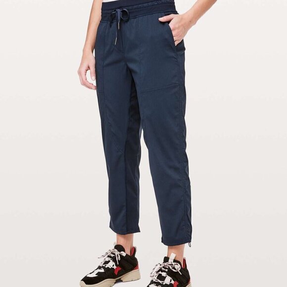 Lululemon Dance Studio Crop 25" Size 4 True Navy - Picture 2 of 16